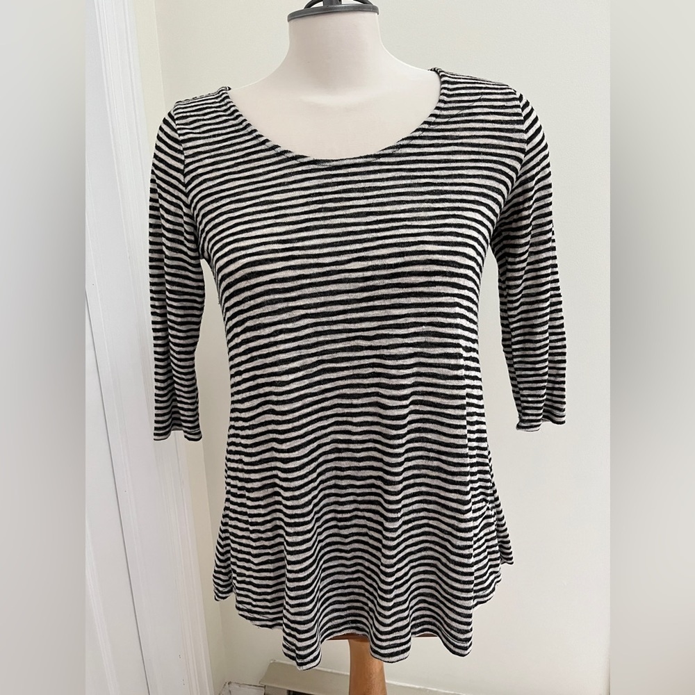 W5 knit top lightweight size medium